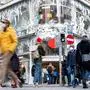 Crowds walk past a clothing store at Vienna's famous shopping street, Mariahilferstrasse, in Vienna, Austria on November 19, 2021. - Austria will impose a lockdown for all and make vaccinations mandatory, Chancellor Alexander Schallenberg announced on November 18, 2021, making the country the first in the EU to take such stringent measures as coronavirus cases spiral. (Photo by JOE KLAMAR / AFP)