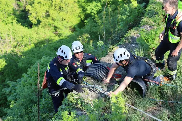 In schwindelerregender Höhe seilten sich einige Feuerwehrmitglieder an der Burgfelswand aqb