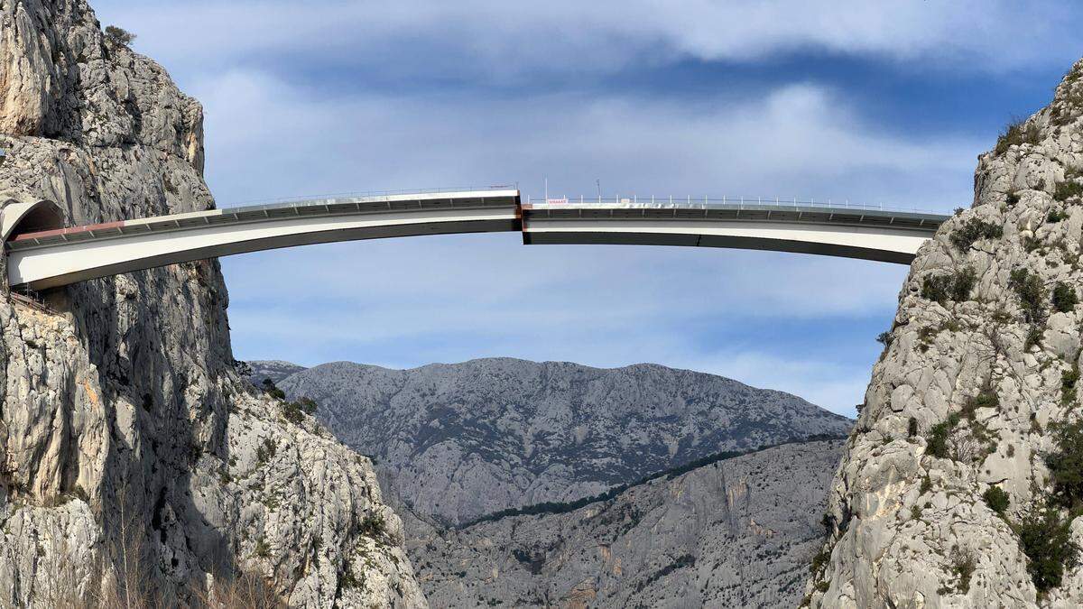 Eine Woche vor Bauende passen die Enden der Cetina-Brücke noch nicht zusammen