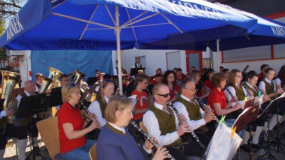 Musikerinnen und Musiker des MV Ratten und des Orchestervereins Harmonie Waldalgesheim bei einem Gemeinschaftskonzert 2016