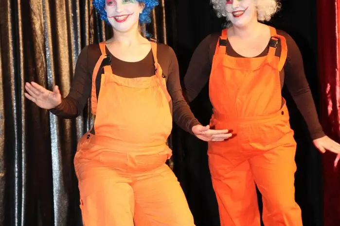 Mit der großen Starparade und dem Lied „Wir sind eine große Familie“ fand das erfolgreiche Faschings-Wochenende einen gemütlichen Ausklang und das Publikum dankte den Akteuren mit Standing Ovations für die tolle Performance. Und wie in Ligist seit Jahrzehnten üblich, dauern die After-Show-Partys nach den Sitzungen sehr lange und enden meistens bei Sonnenaufgang.