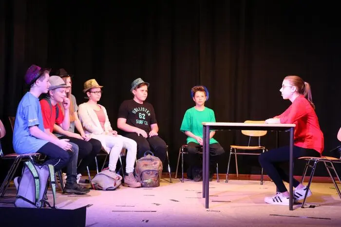 Auch Schüler der Neuen Mittelschule Markt Hartmannsdorf studierten für den Abend einen Sketch ein. So brachten sie den Besuchern den oft lustigen Schulalltag näher.