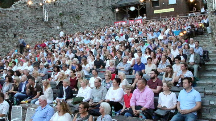 An die 600 Besucher waren als glückliche Gewinner des Kleine Zeitung Vorteilsclub-Gewinnspiels auf den Petersberg der Burgenstadt Friesach gepilgert, um der Komödie „Der G´wissenswurm“ beizuwohnen.  