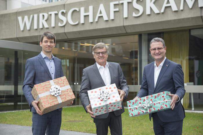 Wolfgang Ziniel (KMU Forschung), Gerhard Wohlmuth und Helmut Zaponig von der Wirtschaftskammer (von links) in Weihnachtsstimmung