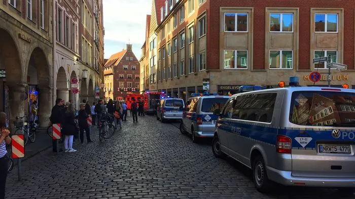 In Münster im deutschen Bundesland Nordrhein-Westfalen ist am Samstag ein Kleintransporter in eine Menschenmenge gerast.
