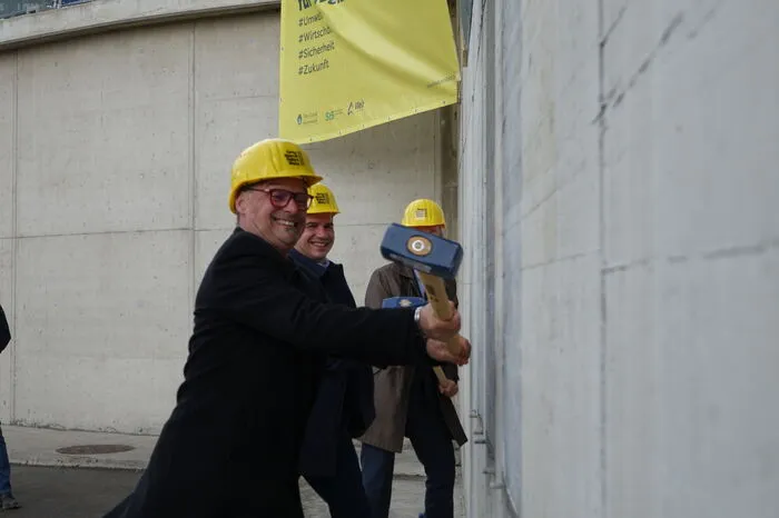 Doch die Mauer erwies sich als zu massiv für die Politiker.
