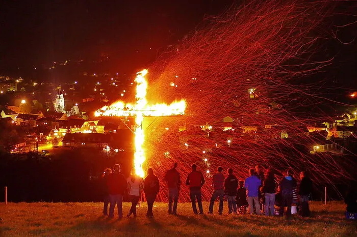 In der Osternacht verkünden Feuer über den Tälern die Auferstehung und der Wiederkehr des Lichtes und Lebens in der Natur - wie hier in Langenwang.