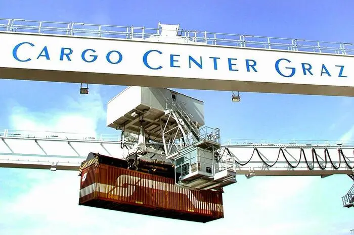 Ab 2002 wuchsen an der A 9 und der Koralmbahn die Kräne in die Höhe. Der Cargo Center wurde zum größten geschlossenen Güterzentrum mit Terminal in Österreich. Den 25-Prozent-Anteil der Estag übernahmen 2004 die Spediteure. Heute ist das Land an der Projektgesellschaft und über die Landesbahnen am Betrieb beteiligt.