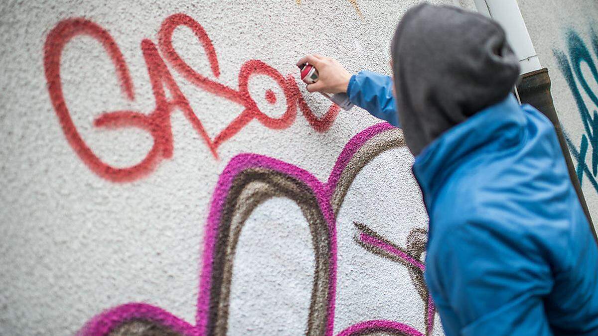 In der Nacht auf Freitag kam es in Völkermarkt zu einer Schmieraktion