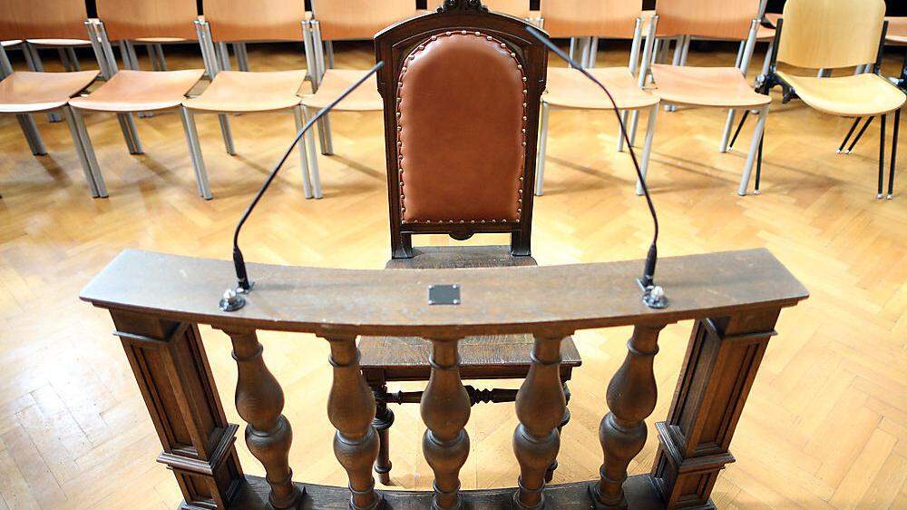 Straflandesgericht Wien. Auf diesem Stuhl nehmen üblicherweise Beschuldigte und Zeugen Platz.