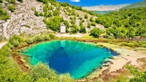 Das „Blaue Auge“ am Fuß des Dinarischen Gebirges