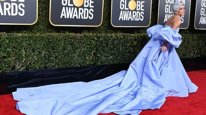 Lady Gaga ist in Sachen Mode ja alles andere als blauäugig (wer sich jetzt fragt: sie hat grüne Augen). Ihr Stil reiht sich unter der Rubrik "sehr individuell" ein. Fällt man dadurch aus der Bewertung? Nein. Zumindest mit der Farbe ...