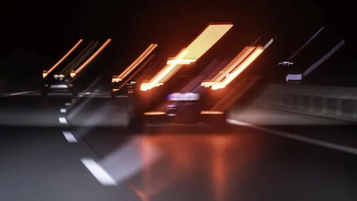 Das Bild zeigt die verschwommenen Rücklichter eines Autos 