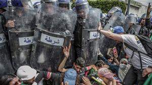 Dreizehn Monate trotzen die Algerier ihrem Regime. Bis das Virus auftauchte