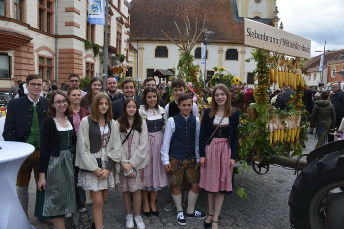 Beim anschließenden Winzerfest verwöhnten die einheimischen Weinbauern und die Innenstadtgastronomen die zahlreichen Gäste mit kulinarischen Spezialitäten, frischem Sturm und Qualitätsweinen.