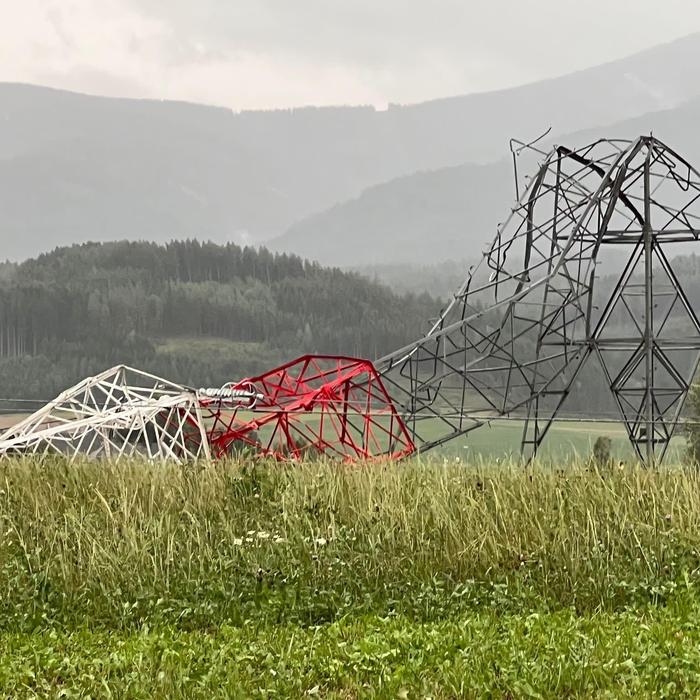 Wenn Unwetter Strommasten knicken lassen (hier im August 2022 in Fisching), steigt das Risiko für großflächige Stromausfälle