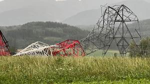 Wenn Unwetter Strommasten knicken lassen (hier im August 2022 in Fisching), steigt das Risiko für großflächige Stromausfälle