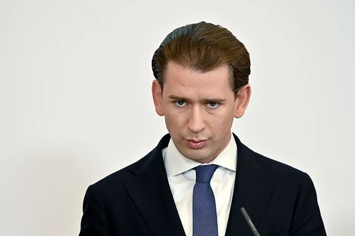 Nach jüngsten Enthüllungen rund um mögliche gekaufte Umfragen in einem Boulevard-Medium zog sich Sebastian Kurz (ÖVP) nach öffentlichem Druck aus dem Kanzleramt zurück. Er ist damit zum zweiten Mal jüngster Alt-Kanzler der Zweiten Republik.