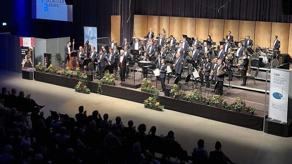 Das Polizeiorchester Bayern bei der umjubelten Eröffnung der 21. Mid Europe	