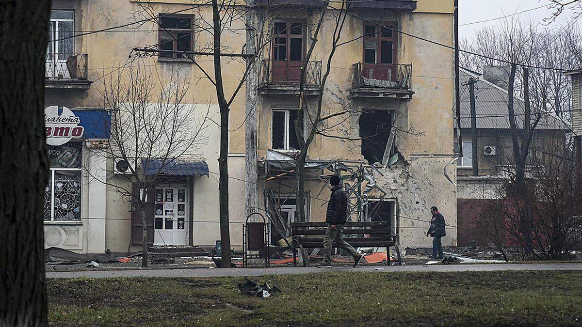 Ein zerstörtes Wohngebäude in Mariupol