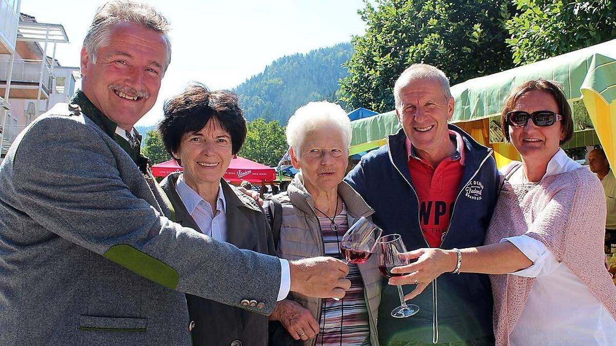 Das Motto „Altes neu entdeckt“ lockte viele Besucher zum Coppla Ka(s)a-Fest, darunter auch Bürgermeister Franz Josef Smrtnik (links) und Vizebürgermeisterin Elisabeth Lobnik (rechts)