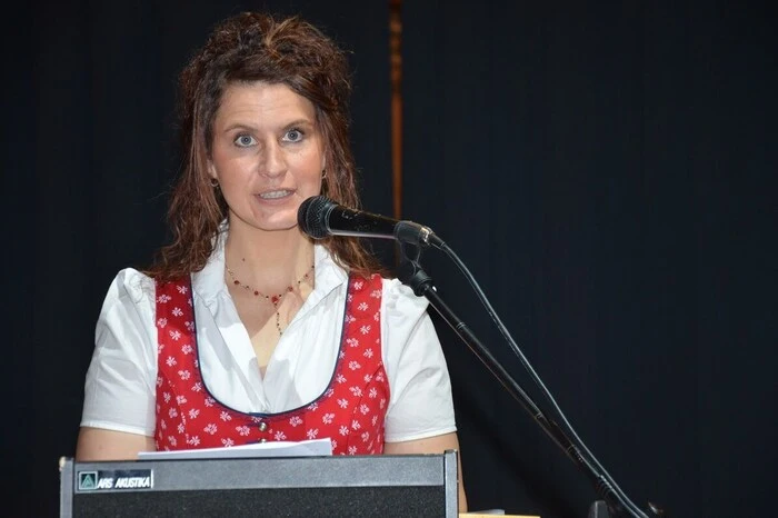 Durch den Abend mit einigen besinnlichen Gedanken führte zum dritten Mal Sabine Bacher.