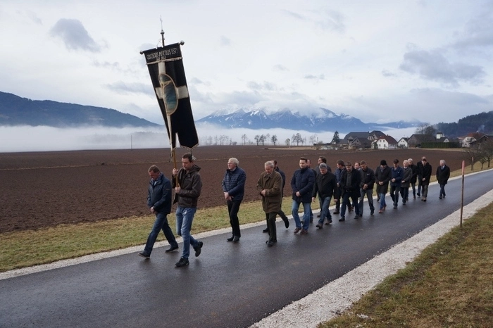Die Messbrüder bei ihrem traditionellen Kirchgang am Jahrestag, dem ersten Fastensonntag.