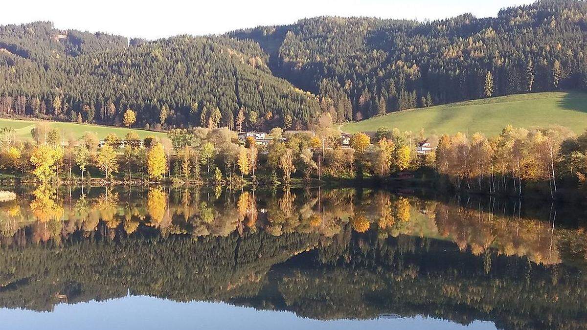 Auch rund um die grüne Lagune herbstelt es, wie Elke Freitag mit ihrem Foto zeigt