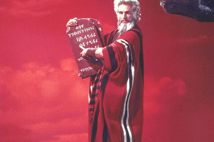 Platz 8: Die Bibel-Verfilmung "Die zehn Gebote" mit Charlton Heston als Moses. Der Monumentalstreifen aus dem Jahr 1956 spielte inflationsbereinigt 2,37 Milliarden Euro ein.