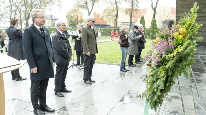 Am Vormittag des Allerheiligentages fand das traditionelle Gedenken an die Opfer des Nationalsozialismus auf dem Grazer Zentralfriedhof. Landeshauptmann Christopher Drexler und die Grazer Bürgermeisterin Elke Kahr wohnten dem Termin erstmals in ihren neuen Ämtern bei. Klicken Sie sich durch die Fotos.