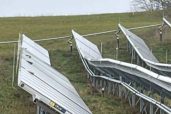 Die Zwischenräume sind für die Tierwelt weiterhin zugänglich. Auch könnte die Anlage vollständig abgebaut werden, sollte es in der Zukunft bessere Energielösungen geben.