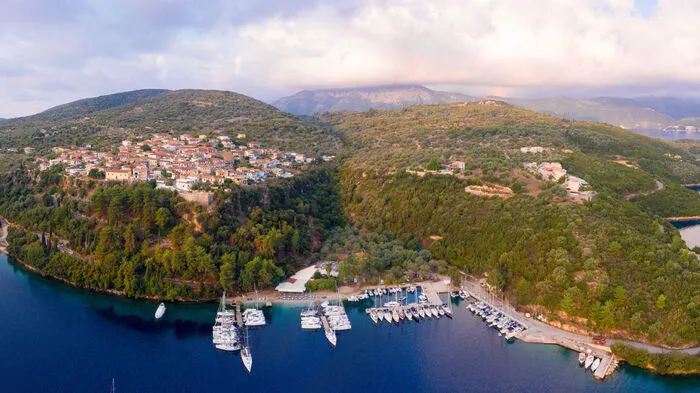 Gerade einmal 40 Fährminuten von der großen Schwester Lefkada entfernt liegt das Eiland, das von der Form her einer Blume ähnelt, mit ihren drei Dörfern. Touristen haben sich bisher wenige dorthin verirrt.