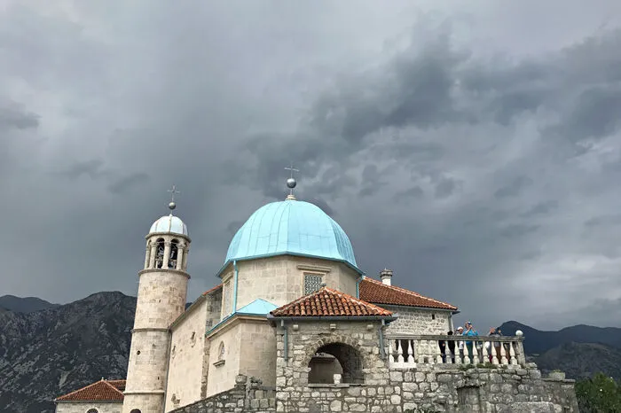 Die Kapelle auf der Insel wurde zu Ehren der Heiligen Maria erbaut.