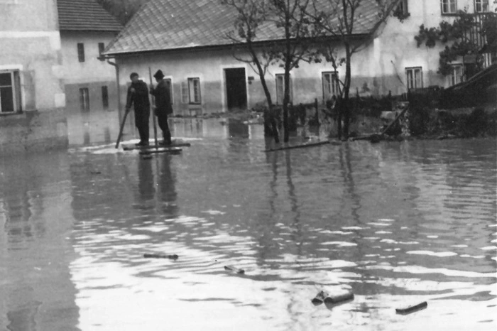 Alte Bilder dokumentieren die Kraft des Wassers.