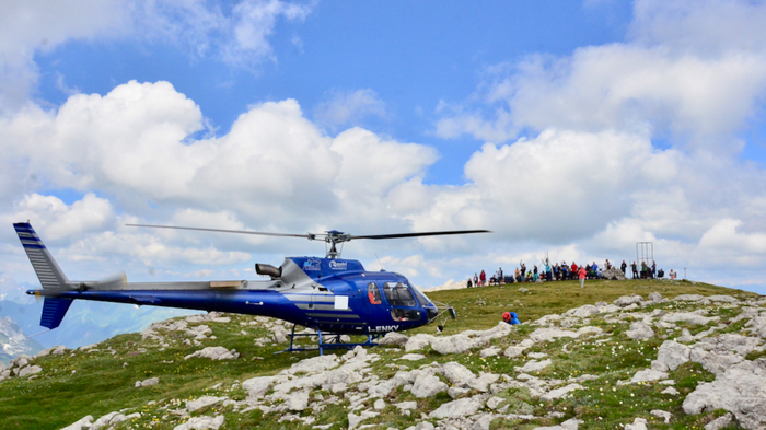Martin und Anneliese Waldner vom Hotel Gartnerkofel am Nassfeld überraschten ihre Stammgäste mit einem Helikopterflug auf den Gipfel des Rosskofels. Dort gab es ein Gamsgulasch.
