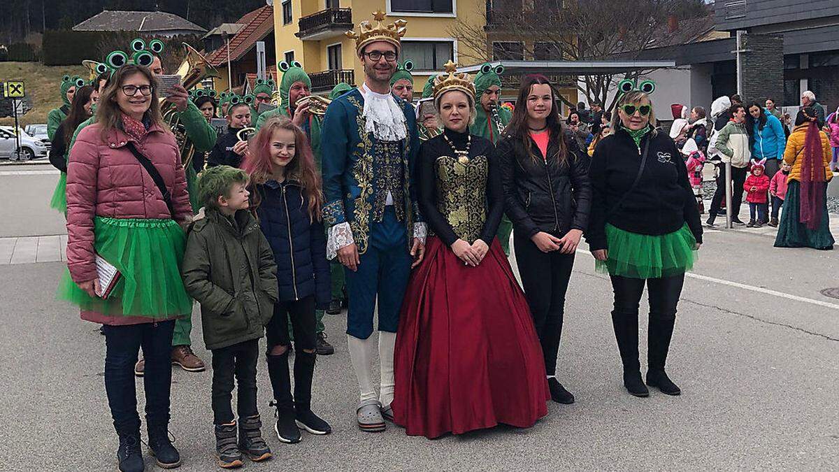 Organisator Oliver Radl (Mitte, mit Gattin Johanna Radl) konnten beim Kinderfasching zahlreiche kleine Narren begrüßen