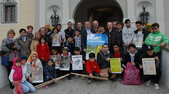 Vorstellung der Frühjahrsputz-Aktion auf Schloss Kornberg mit Vertretern von AWV, Sted, Flüchtlingsbetreuern, Asylwerbern und Schlossherr Andreas Bardeau