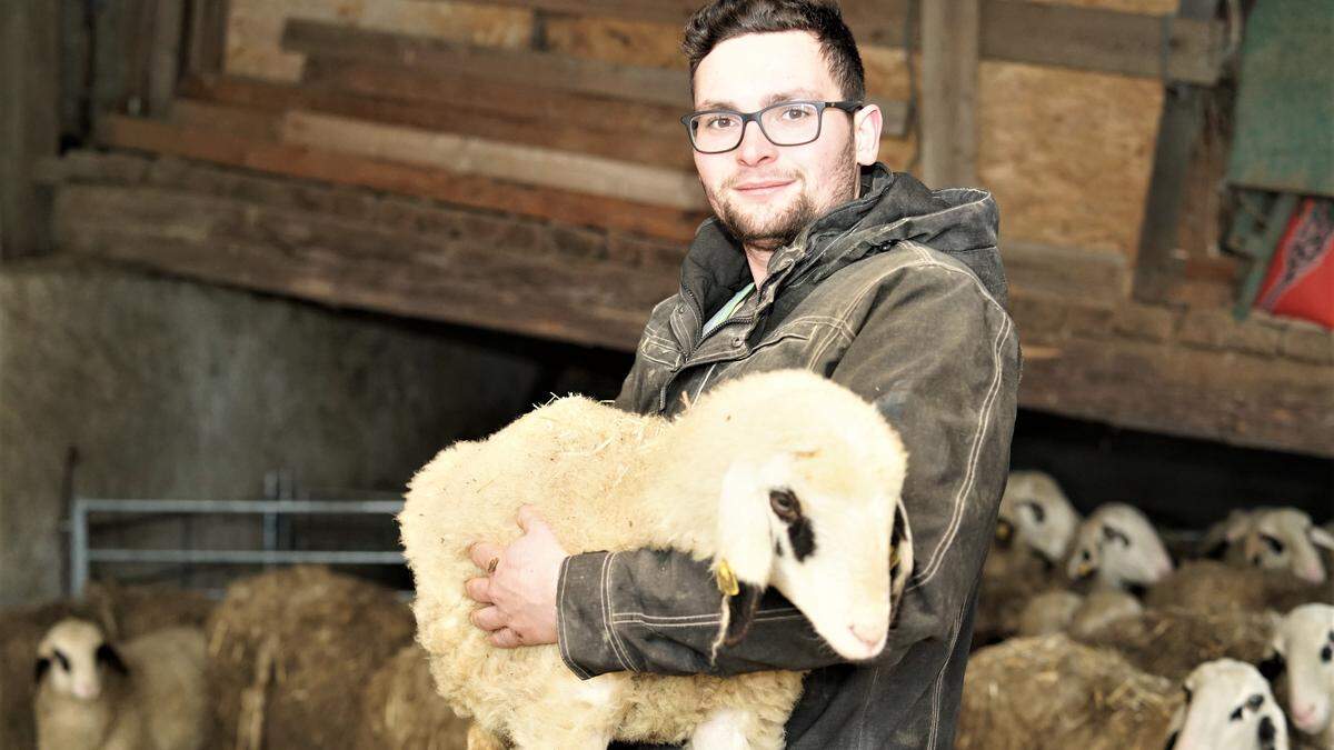 Matthias Seifried mit einem Brillenschaflamm