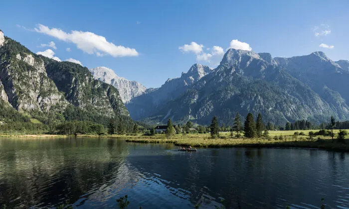 Die JUFA Hotels sind in den schönsten  Ferienregionen im Herzen Europas zu finden. Im Bild der wunderschöne Almsee im Almtal