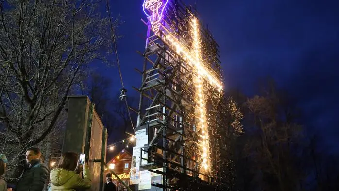 Auf dem Parapluiberg, zwischen Bairisch Kölldorf und Bad Gleichenberg, leuchtet auch heuer eines der größten Osterkreuze der Region weit in die Täler hinein