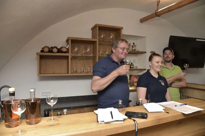 Das Gewicht der Baumstämme war im Damenbewerb 28 kg, im Wettbewerb der Herren mit 35 kg etwas höher