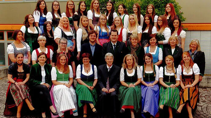 HLW Köflach: Hanna Benedikt, Edda Holweg, Barbara Jocham, Sarah Krammer, Magdalena Lenk, Maria Mayer, Lena Ofner, Sarah Pachernig, Victoria Pichler, Magdalena Renhart, Christina Schalk, Melanie Schauko, Laura Schmied, Jennifer Schwaiger, Selina Wagner, Franca Wechselberger, Vanessa Weiss, Anna Wipfler, Daniela Wirk und Tanja Zach