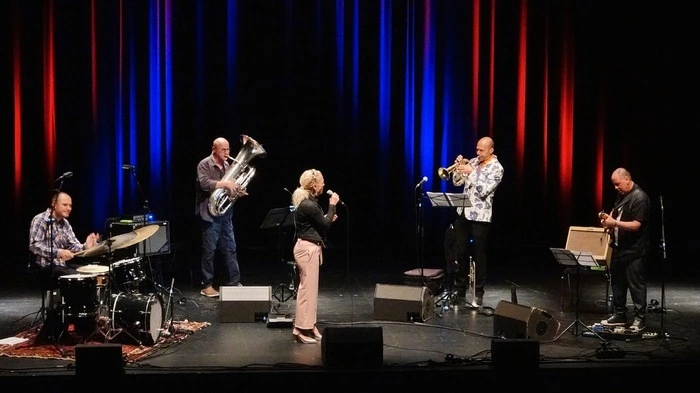 Im Kunsthaus Weiz begeistere das "Achim Kirchmair Trio" feat. David Jarh mit Ingrid Moser voc das jazzfreudige Publikum mt Musik aus ihrem neuesten Album "Sunkeeper".