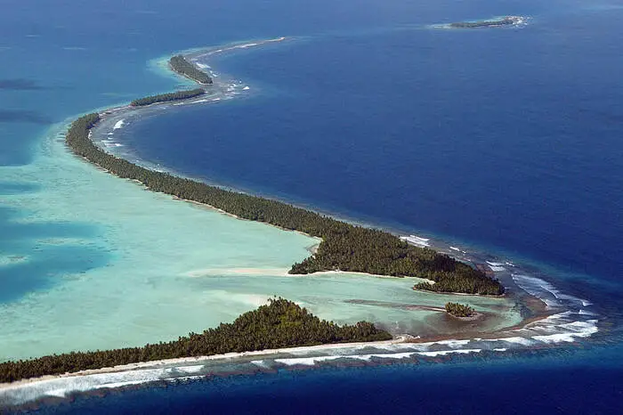 Das Bild zeigt Funafuti, ein Teil des Tuvalu-Atolls. Viele Teile Tuvalus sind durch den ansteigenden Meeresspiegels massiv gefährdet unterzugehen.