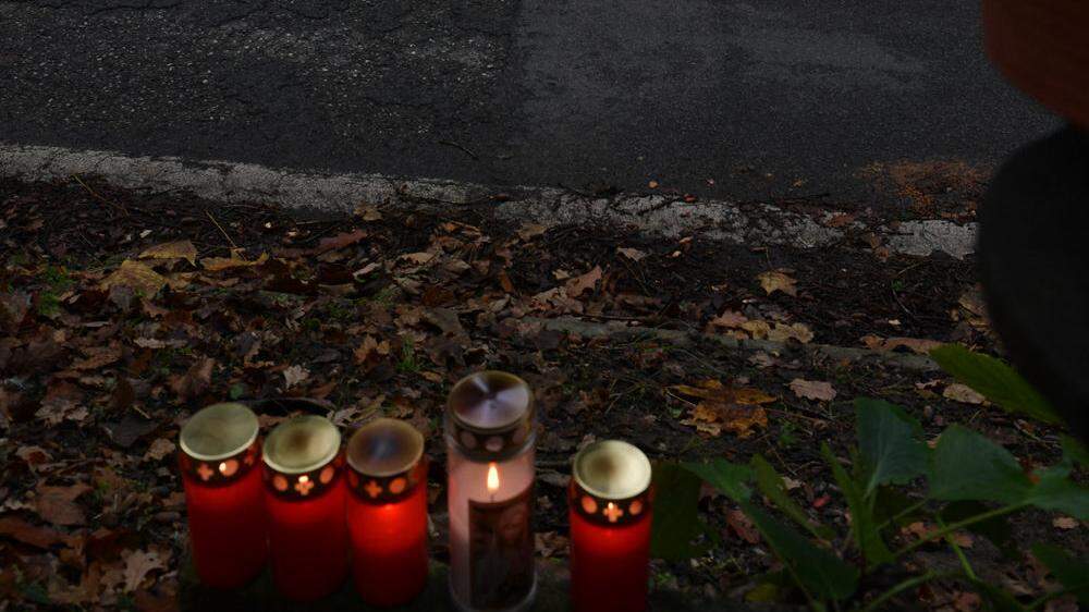 Kerzen erinnern an der Unfallstelle an das erst 17-jährige Opfer