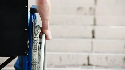 Menschen mit Behinderung stehen oft nicht nur vor baulichen Hürden. Auch der Weg zu einem Arbeitsplatz ist oft steinig