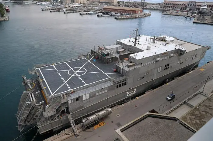 Das Deck mit Hubschrauberlandeplatz der USNS Carson