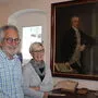 Ingo und Elfi Wundrak vom Museum Ligist vor dem Bildnis, das Franz Xaver Pauer zeigt 