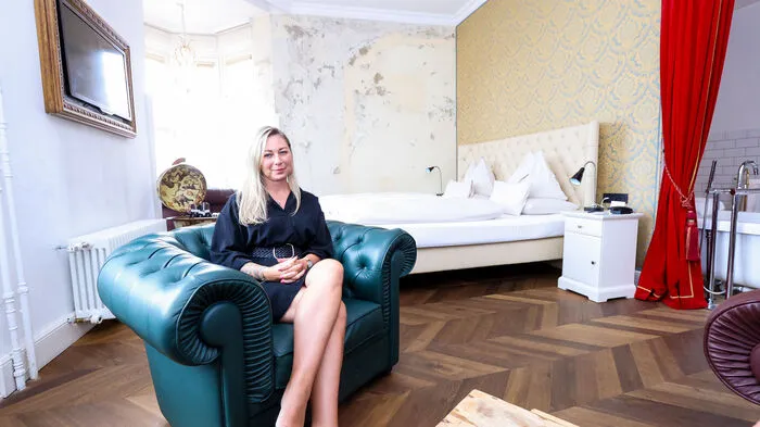 Die Grande Suite im Wiesler ist freilich nicht irgendeine Suite: Es ist jenes Zimmer, in dem Arnold Schwarzenegger absteigt, wenn er in Graz weilt - Happy Birthday - die steirische Eiche feiert ja heute ihren 75. Geburtstag. Hoteldirektorin Natascha Weber zeigt uns Arnies Gemächer.