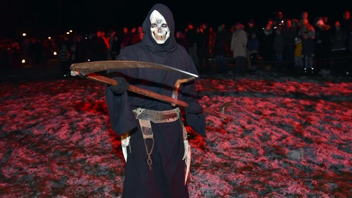 Die alte am Waldesrand gelegene Kollienz-Mühle  neben dem Keutschacher See bildete am Samstag die atemberaubende finstere Kulisse für die erste von den Sattnitzer Teufeln organisierte Keutschacher Rauhnacht. Hunderte Besucher schauten sich das Treiben der Maskierten rund ums große Feuer an. Fackeln leuchteten den Weg.   Musik unterhielt bei den Gastrostandeln, wo Maskenschnitzer und Schmiedemeister ihr Handwerk zeigten. Schauspieler Michael Kuglitsch stellte als Luzifer die Hexen und Perchten vor. Die Sternsinger eröffneten mit einem Gebet. Auf der Wiese lag der Raureif und über dem Spektakel schien die Mondsichel.